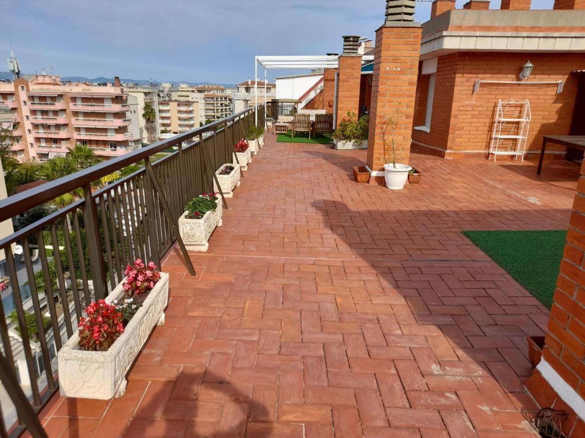 Atico Isaac Albeniz Apartment ลาปีเนดา ภายนอก รูปภาพ